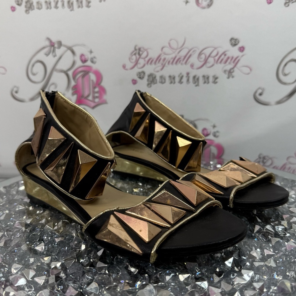 Aldo shoes sandals 3D effect slight heel Black and Gold Geometric Sandals